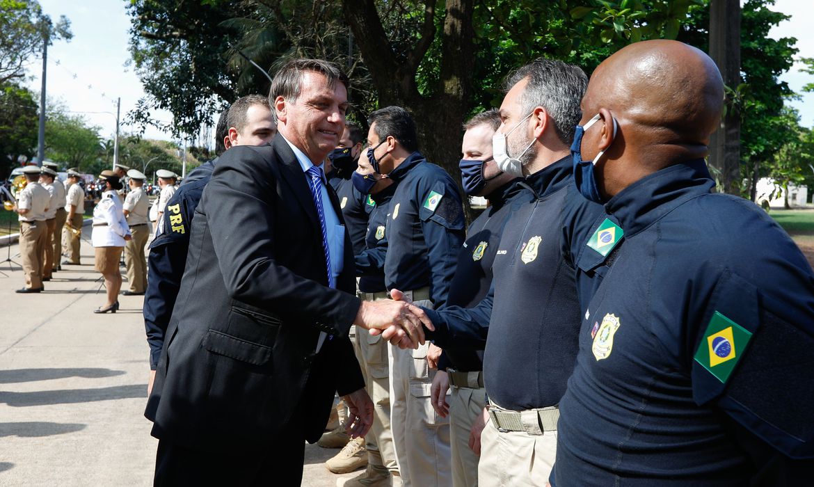 Presidente Jair Bolsonaro durante revista a grupo de Policiais Rodoviários Federais 